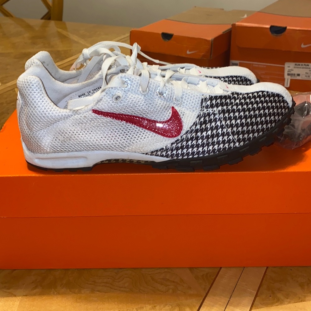Nike Women's White Black Houndstooth Athletic Shoes with Red Swoosh